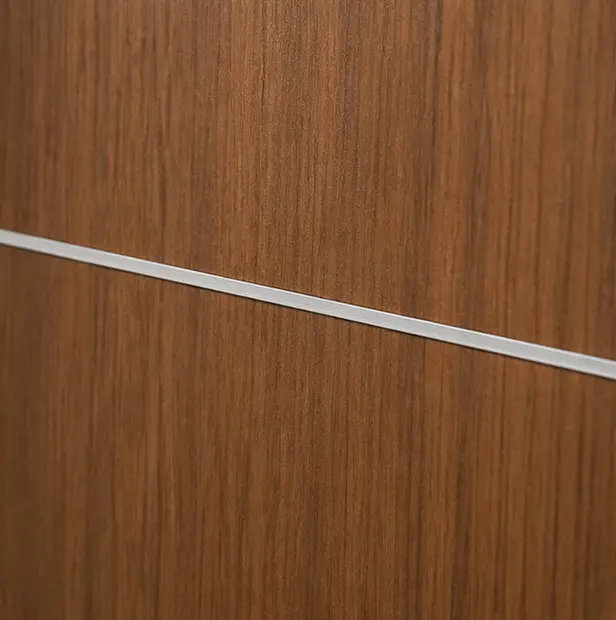 Horizontal-Aluminium-Door_B01--(Walnut--Detail)3.webp